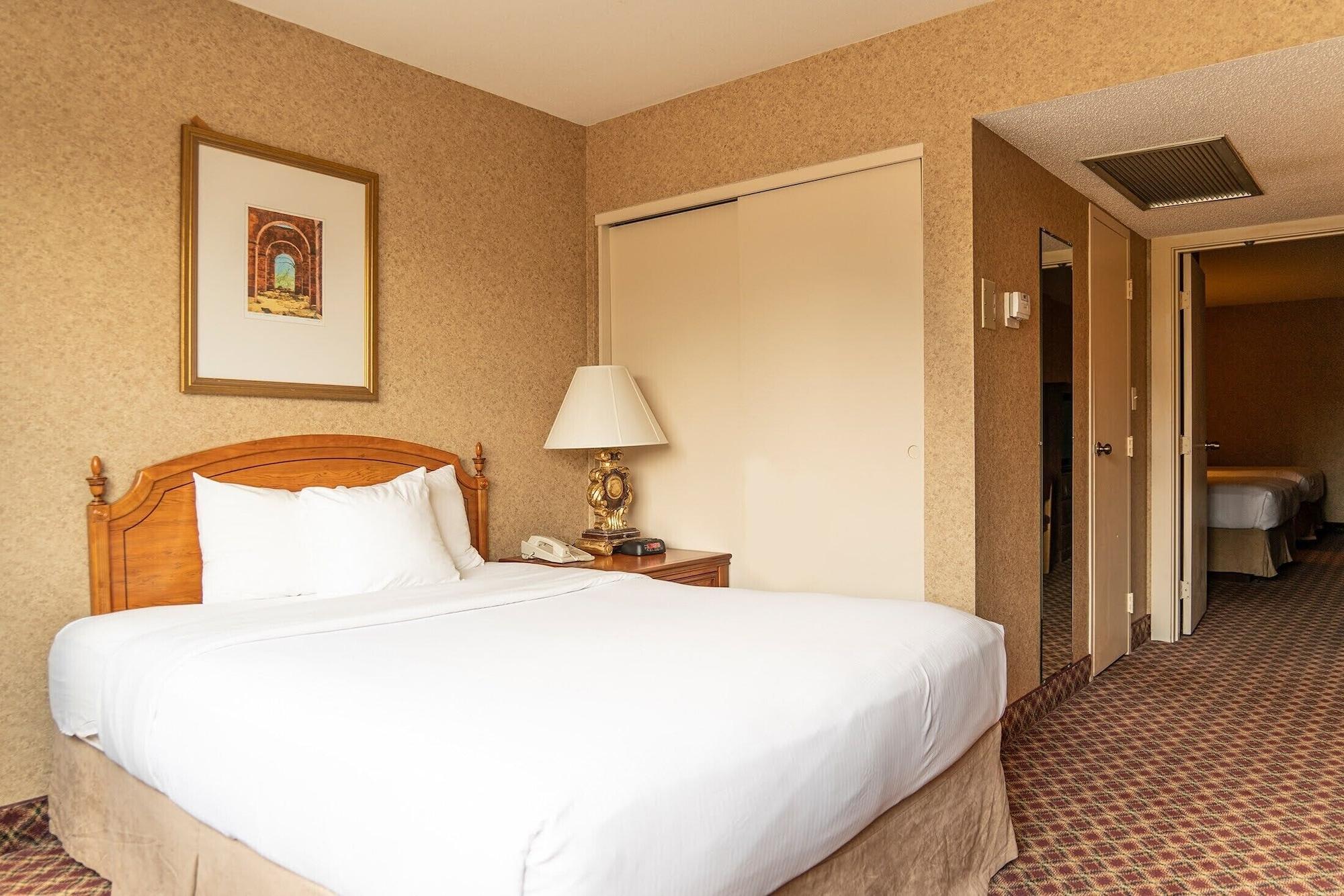 Ramada By Wyndham Topeka Downtown Hotel & Convention Center Exterior photo