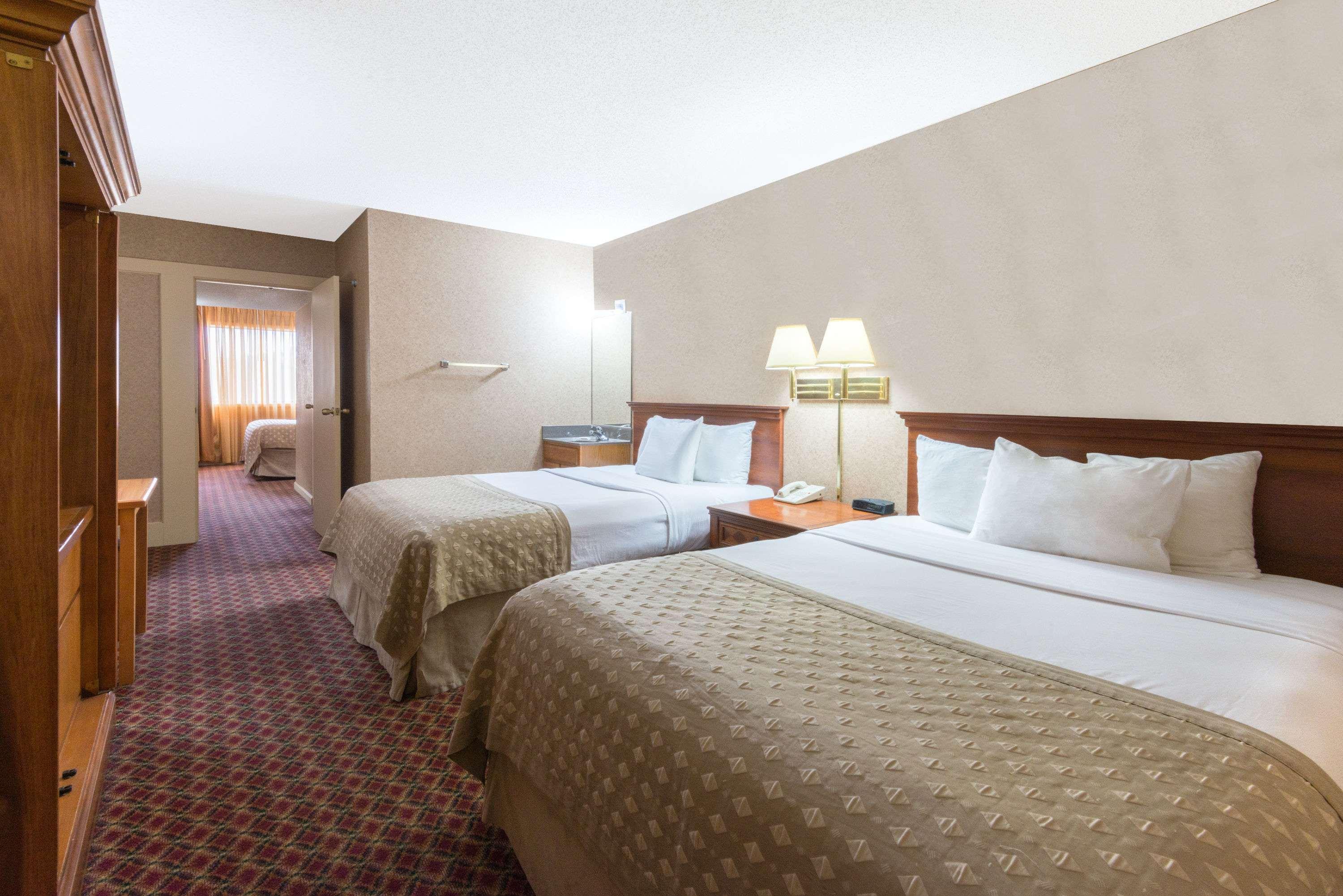 Ramada By Wyndham Topeka Downtown Hotel & Convention Center Exterior photo