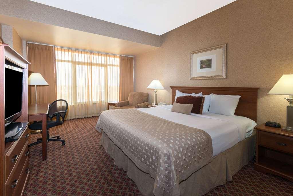 Ramada By Wyndham Topeka Downtown Hotel & Convention Center Room photo