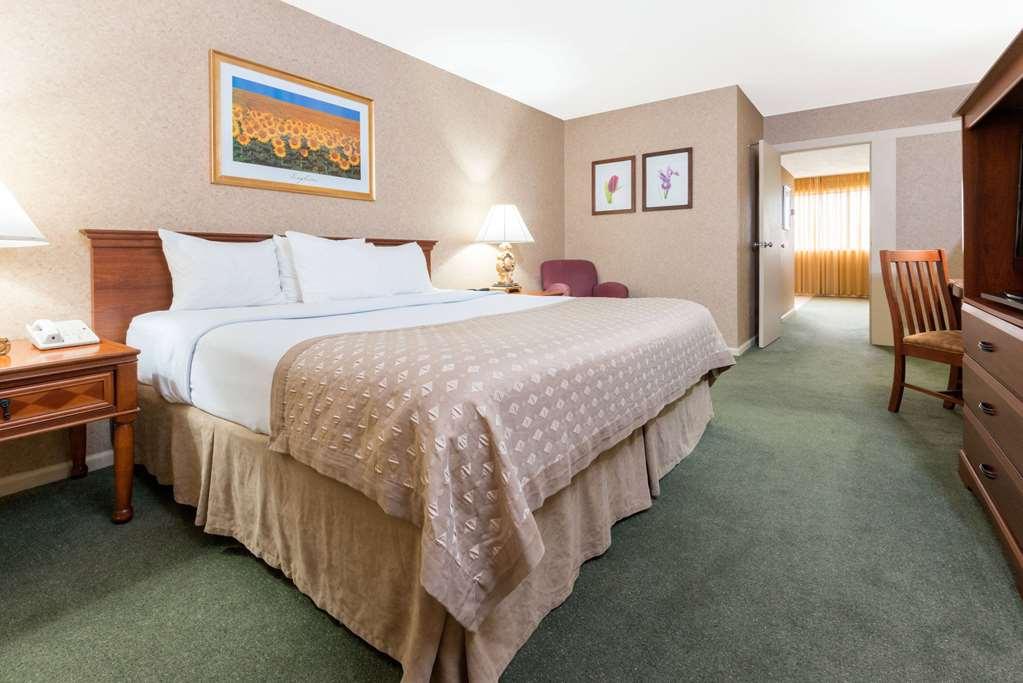Ramada By Wyndham Topeka Downtown Hotel & Convention Center Room photo