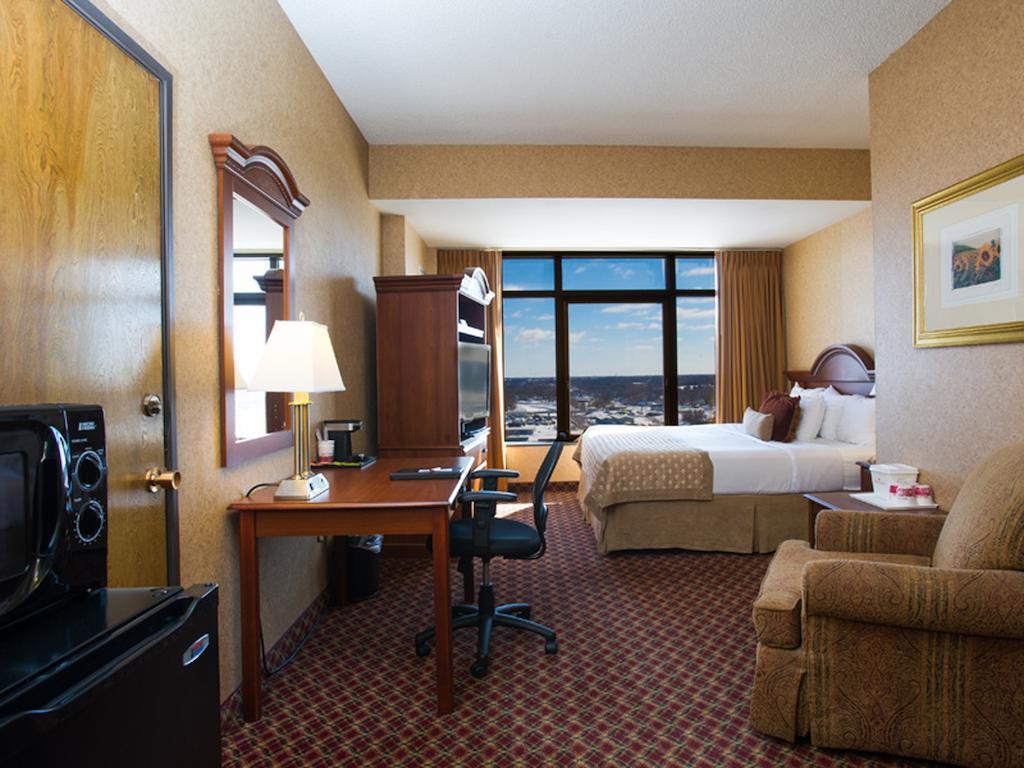 Ramada By Wyndham Topeka Downtown Hotel & Convention Center Exterior photo