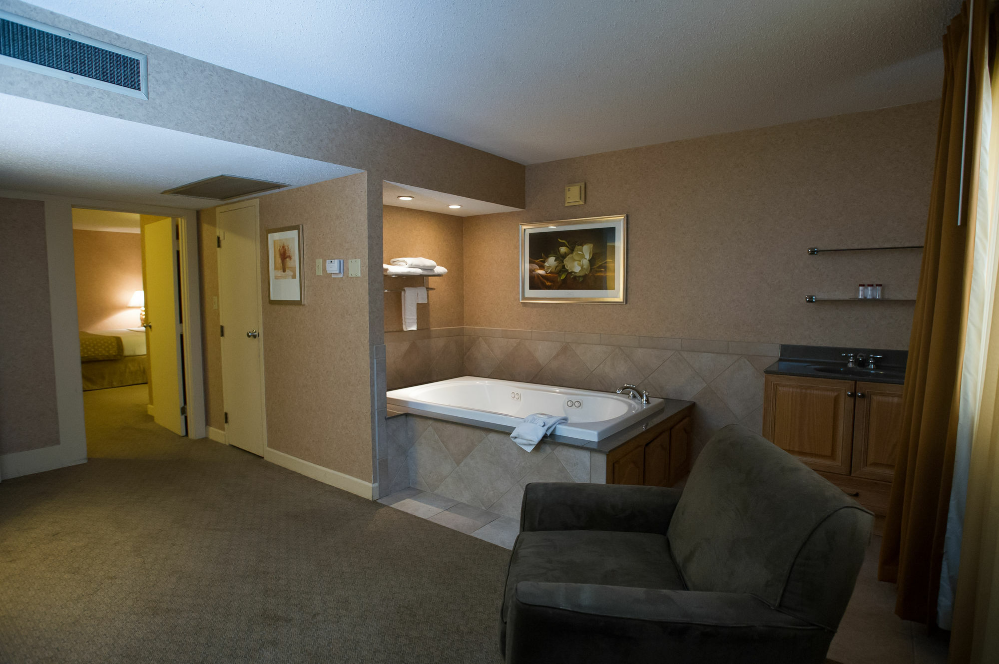Ramada By Wyndham Topeka Downtown Hotel & Convention Center Exterior photo