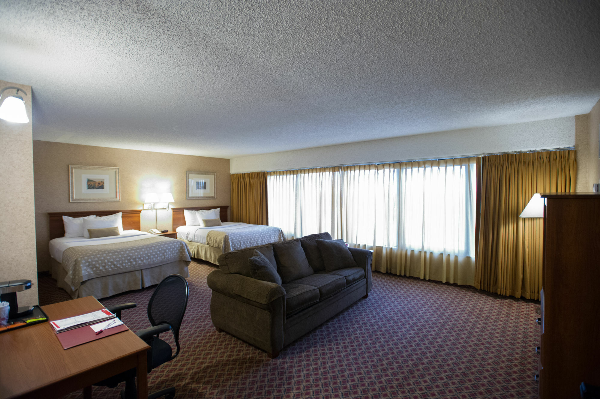 Ramada By Wyndham Topeka Downtown Hotel & Convention Center Exterior photo